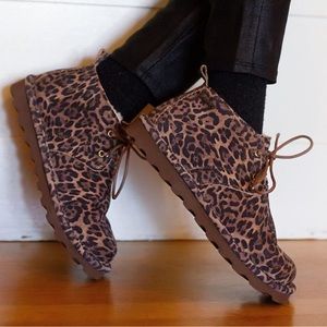 Bearpaw Skye Exotic Chukka Boots booties size 9 leopard